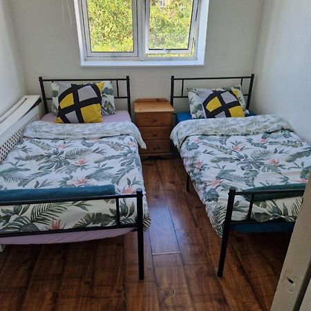 Twin Bed For Guests Appartement Londen Buitenkant foto