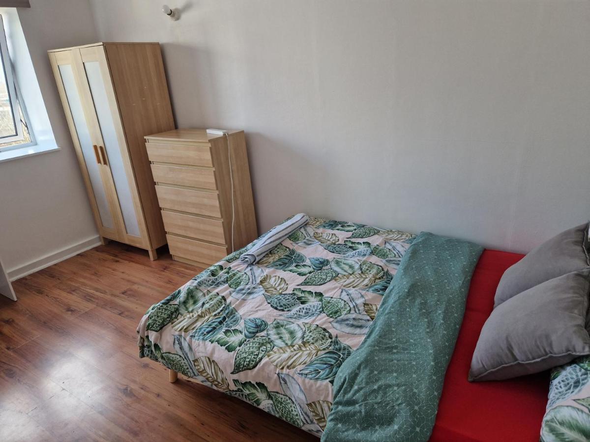 Twin Bed For Guests Appartement Londen Buitenkant foto
