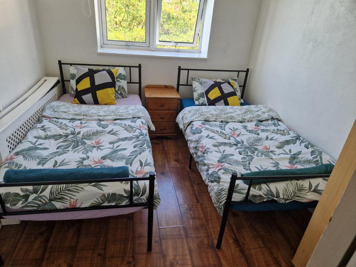 Twin Bed For Guests Appartement Londen Buitenkant foto